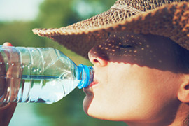 Wassertrinkende Frau im Sommer Wassertrinkende Frau im Sommer