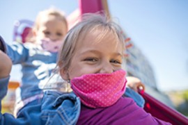 Strangulationsgefahr durch Halstuch auf Spielplatz Mädchen mit Halstuch vor dem Mund