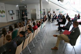 Versammlung in Aula viele Menschen sitzen in einer Aula