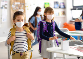 Schülerinnen mit Mund- und Nasenschutz Schülerinnen tragen Mund- und Nasenschutz