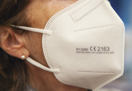 FFP2 Maske richtig tragen Frau trägt FFP2 Maske