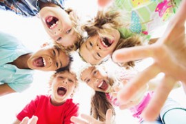 Lachende Kinder haben Spaß Lachende Kinder haben Spaß
