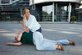 Frau leistet Erste Hilfe Frau leistet Erste Hilfe