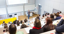 Studenten im Hörsaal zur Vorlesung Studenten im Hörsaal bei einer Vorlesung