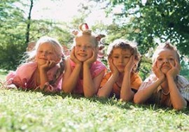 Kinder liegen auf der Wiese Kinder liegen auf der Wiese
