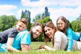 Familie liegt im Garten Familie liegt im Garten