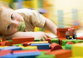 Kleinkind am Spielen Kleinkind am Spielen
