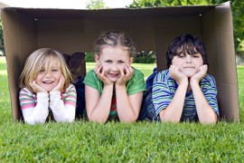 Kinder am Klettern Kinder am Klettergerüst