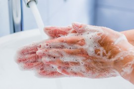 Corona Virus Tipps Wasser läuft über eingeseifte Hände