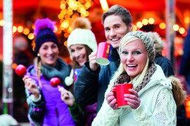 Menschen trinken Glühwein