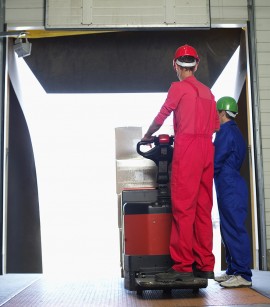 Absturzsicherungen Mann mit Arbeitsgerät