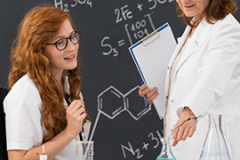 Lehrerin und Schülerin im Chemieunterricht Lehrerin und Schülerin im Chemieunterricht