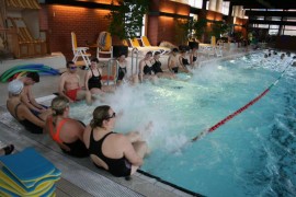 Menschen im Schwimmbad Menschen im Schwimmbad