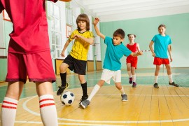 Kinder spielen Fußball