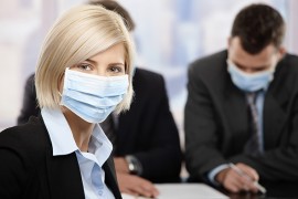 richtige Anwendung von Mund-Nase-Bedeckungen Frau mit OP-Maske