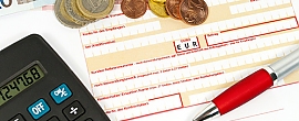 LUKN Finanzierung und Beitrag Taschenrechner, Bargeld, Überweisungsträger und Kugelschreiber
