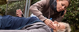 Ersthelfer Frau leistet Erste Hilfe