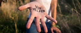 Ehrenamtlich Tätige Handfläche auf der steht Wir helfen