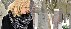 Geldleistungen für Hinterbliebene  Traurig wirkende Frau auf Friedhof