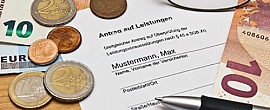 Bargeld und Antragsformular