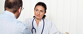 Rehabilitation Ärztin spricht mit Patienten