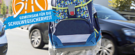 Rückansicht eines Kindes mit Schulrucksack 