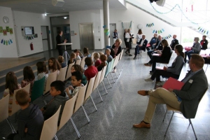 viele Menschen sitzen in einer Aula