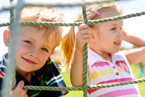 Kinder am Klettern Kinder am Klettergerüst