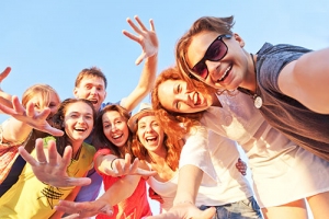 Junge Menschen feiern Junge Menschen feiern
