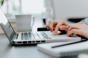 Bürokraft mit Notebook und Telefon