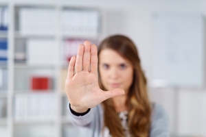 Frau zeigt Stopp Gestik mit Hand