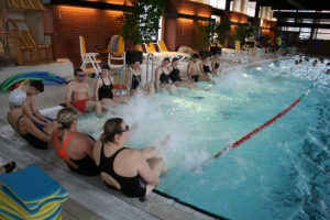 Menschen im Schwimmbad Menschen im Schwimmbad