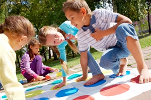 Kinder spielen Twister 