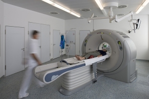 Computertomograf Medizinisches Personal befördert Patienten in den Computertomografien