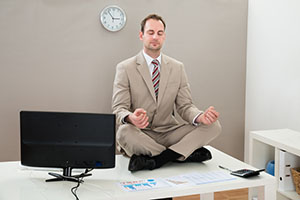 Mann im Büro auf dem Tisch