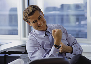 Mann in Business Kleidung im Büro