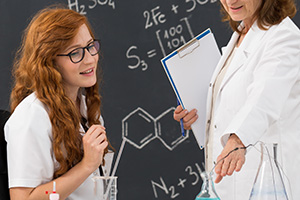 Lehrerin und Schülerin im Chemieunterricht