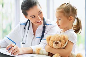 Kind besucht Arzt Besuch beim Kinderarzt