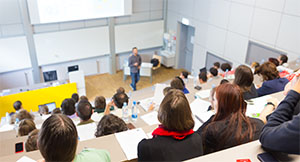 Studenten im Hörsaal bei einer Vorlesung