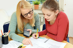 Nachhilfe mit Lehrerin und Schülerin