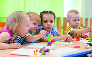 Kinder kneten im Kindergarten