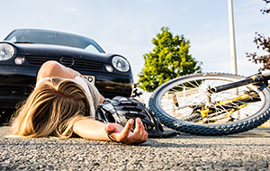 Frau vom Auto erfasst
