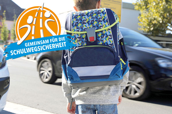 Schulwegsicherheit Rückansicht eines Kindes mit Schulrucksack