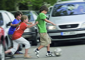 Kinder spielen auf der Straße
