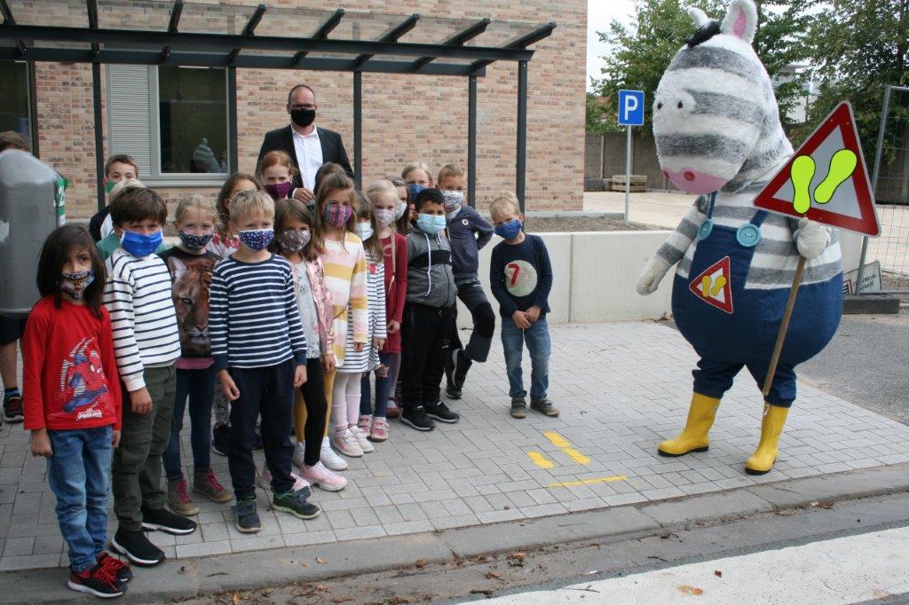 Maskottchen erklärt Schulkindern Verkehrsregeln